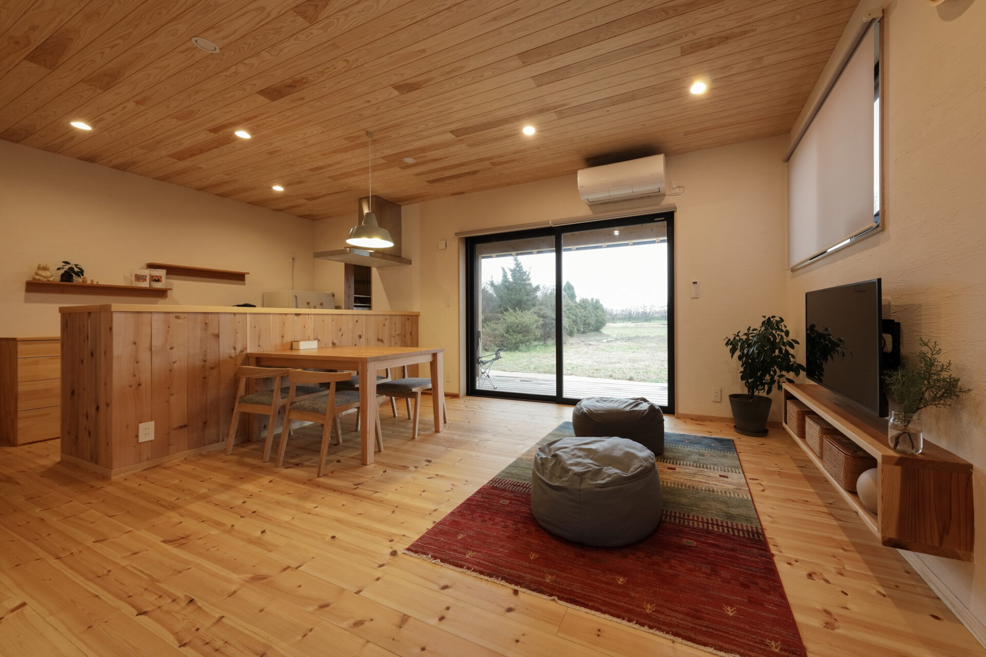 無垢材に包まれた、暮らしと仕事を楽しむ平屋｜新潟市秋葉区