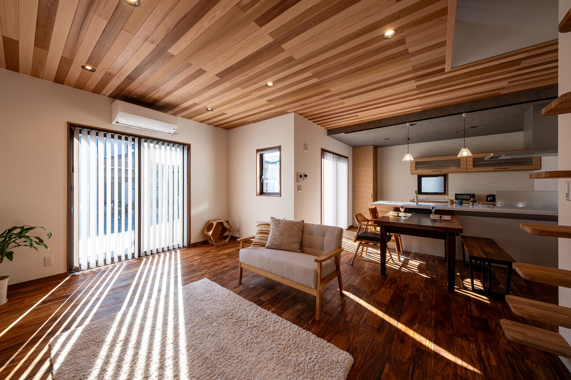 自然素材に包まれた人も猫も心地よく暮らせる住まい｜新潟市西区